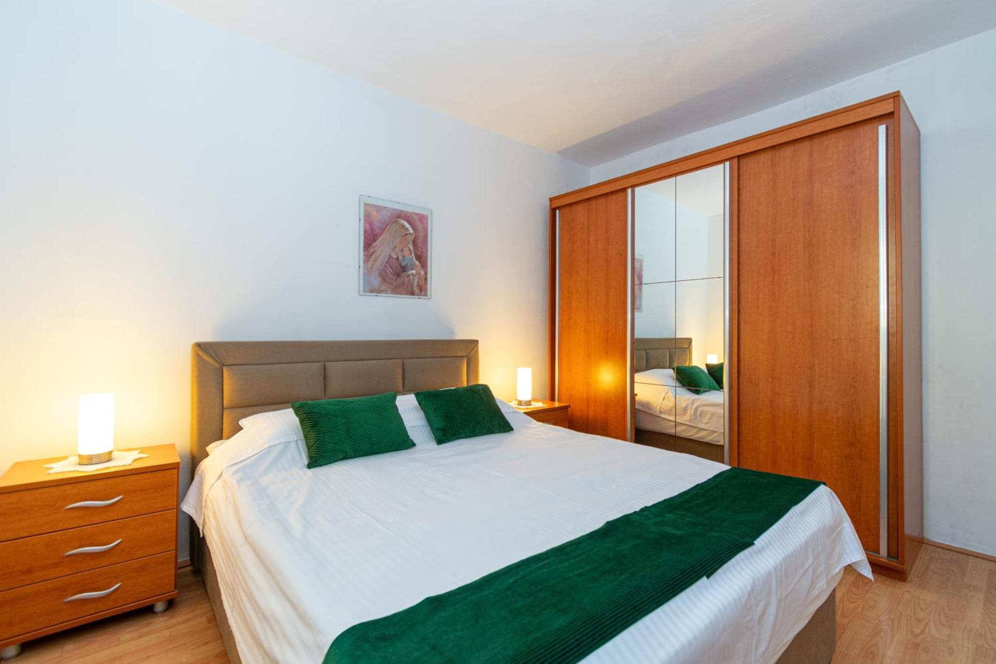 Apartments By The Sea Mandre, Pag - 4093 Kolan Bilik gambar